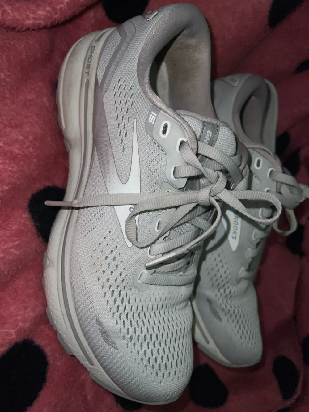 Brooks Women’s Running Shoe in Light Gray and White Size 8